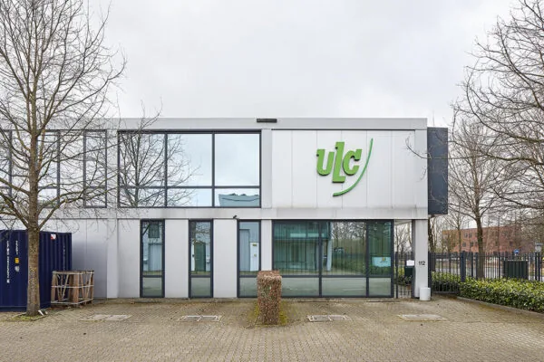Voorgevel van het kantoorgebouw aan de Floridadreef 112 met ULC-logo op de gevel.