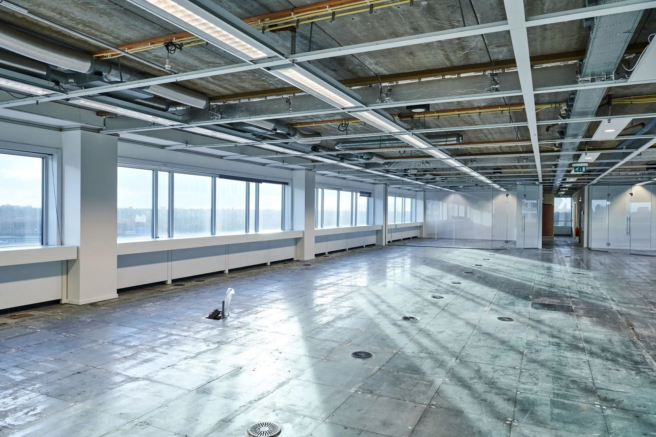 Lege en moderne kantoorruimte met grote ramen aan de Johan Huizingalaan 400.