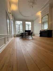 Stijlvolle kantoorruimte aan de Keizersgracht 467 met hoge plafonds, houten vloer en klassiek interieur.