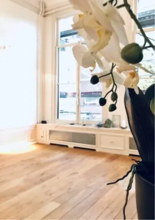 Lichte, sfeervolle kantoorruimte aan de Keizersgracht 467 met houten vloer en grote ramen.