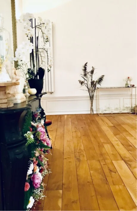 Stijlvolle kantoorruimte aan de Keizersgracht 467 met houten vloer, bloemen en decoratieve elementen.