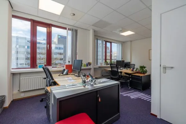 Lichte en moderne kantoorruimte met meerdere werkplekken aan de Schipholweg 55 in Leiden.