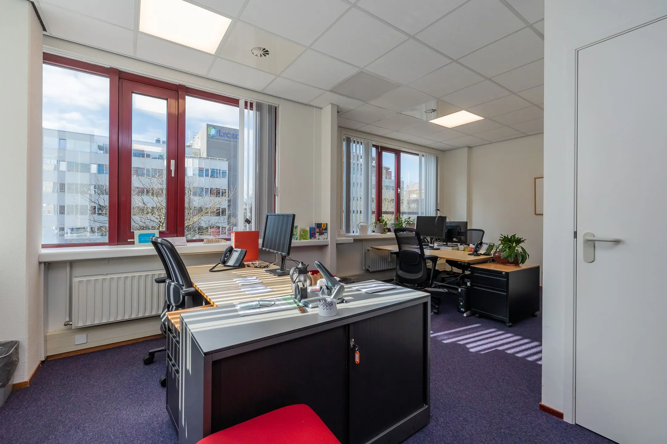 Lichte en moderne kantoorruimte met meerdere werkplekken aan de Schipholweg 55 in Leiden.