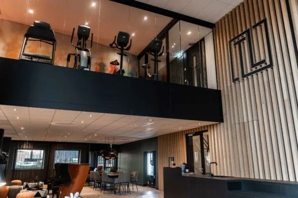 Moderne kantoorruimte aan de Reitscheweg met een ontvangstruimte, vergadertafel en fitnessruimte op de bovenverdieping.