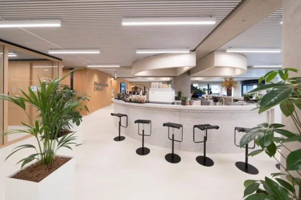 Moderne kantoorruimte aan de Wardropstraat 5 met een open koffiebar, strakke inrichting en veel groen.