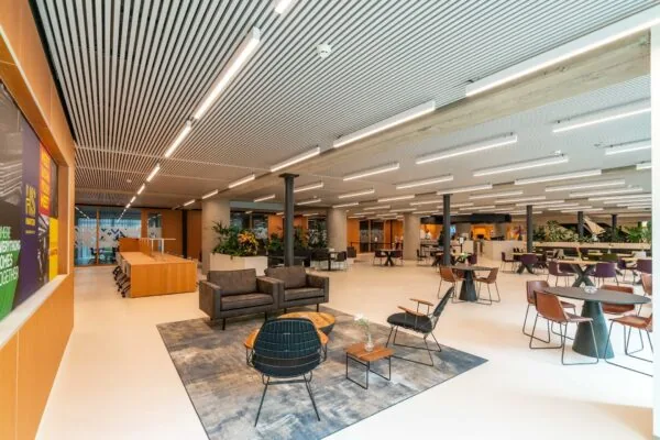 Moderne en ruime kantoorruimte aan de Wardropstraat 5 met zithoeken, werkplekken en veel natuurlijke elementen.