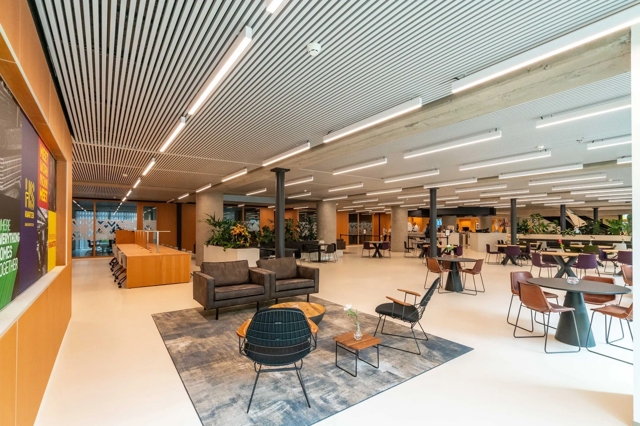 Moderne en ruime kantoorruimte aan de Wardropstraat 5 met zithoeken, werkplekken en veel natuurlijke elementen.