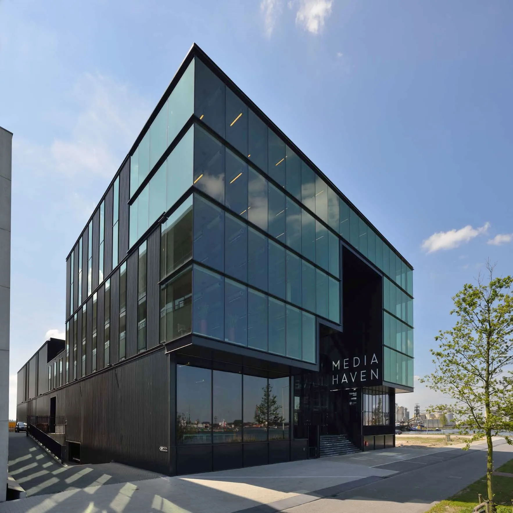 Modern kantoorgebouw met glazen gevel aan de Moermanskkade 109, met de naam "Media Haven" prominent zichtbaar bij de ingang.