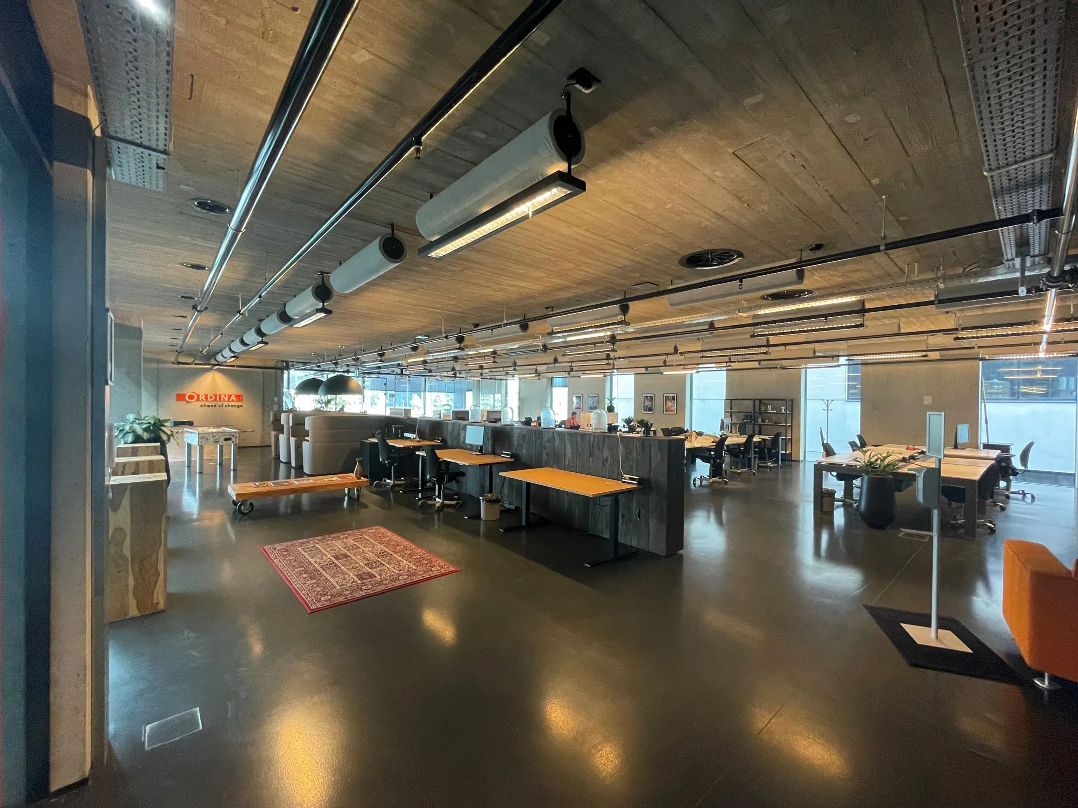 Moderne, open kantoorruimte van Ordina aan de Moermanskade 109 met industriële inrichting en flexibele werkplekken.