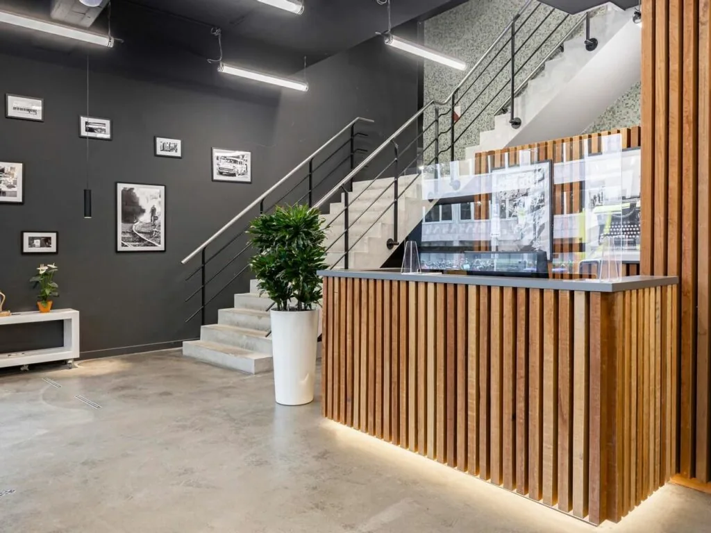 Moderne ontvangstbalie met houten lamellen in de coworkingruimte van Regus aan de Saint Jacobsstraat in Utrecht.