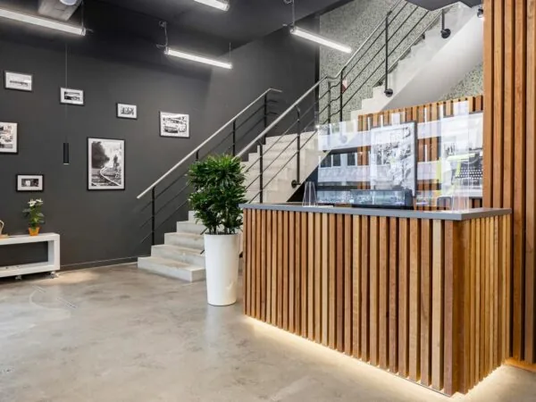 Moderne ontvangstbalie met houten lamellen in de coworkingruimte van Regus aan de Saint Jacobsstraat in Utrecht.