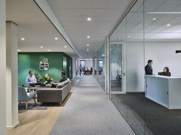 Moderne kantoorruimte aan de Van Deventerlaan 31-51 met zitgedeelte, receptiebalie en vergaderruimtes.