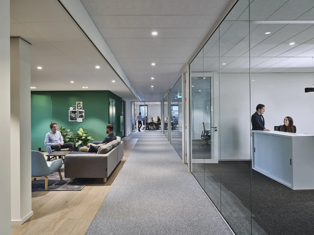 Moderne kantoorruimte aan de Van Deventerlaan 31-51 met zitgedeelte, receptiebalie en vergaderruimtes.