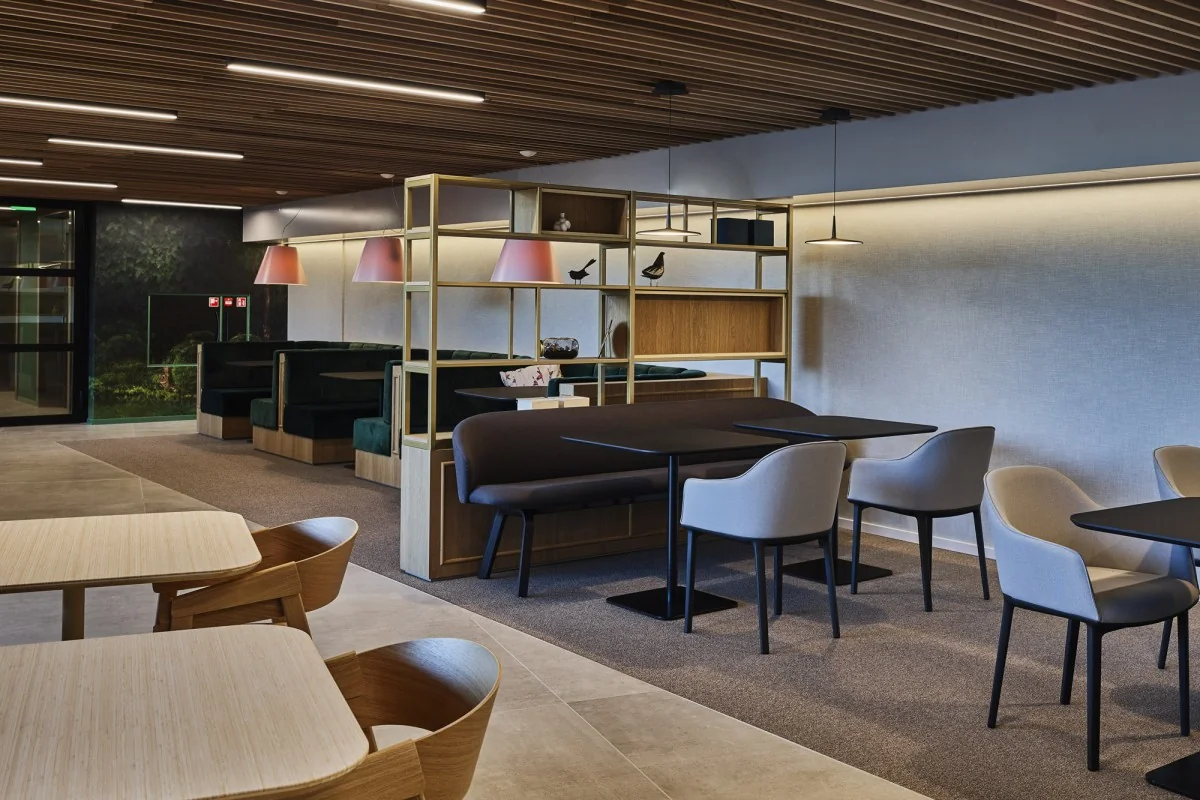 Moderne en sfeervol ingerichte zithoek in een kantoorgebouw aan de Van Deventerlaan 31-51, met luxe meubels en houten details.