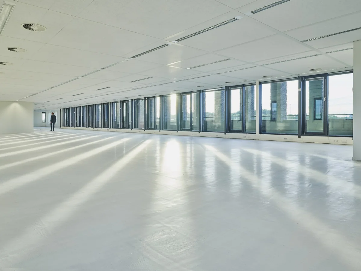 Licht en ruim kantoorpand aan de Van Deventerlaan 31-51 met grote ramen en een lege vloer.