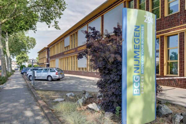 Bedrijvencentrum Groenestraat 294 in Nijmegen met parkeergelegenheid en BCG Nijmegen gevelbord.
