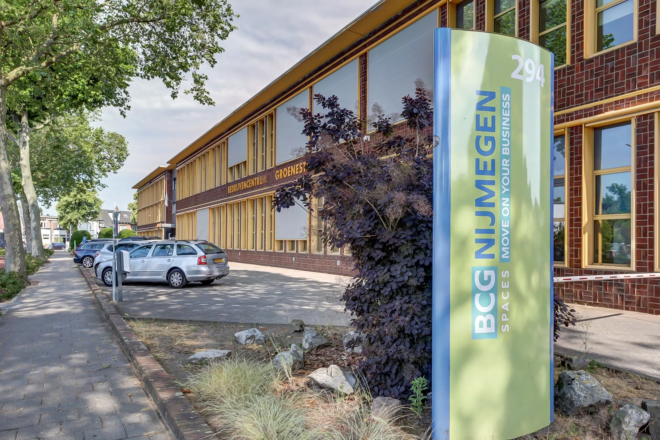 Bedrijvencentrum Groenestraat 294 in Nijmegen met parkeergelegenheid en BCG Nijmegen gevelbord.