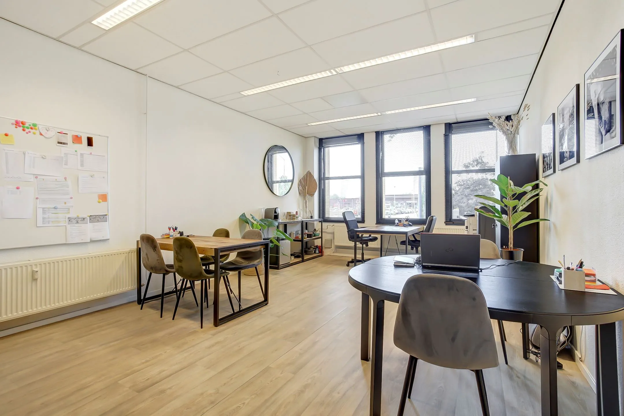 Moderne en lichte kantoorruimte aan de Groenestraat 294 met meerdere werkplekken, grote ramen en een strakke inrichting.