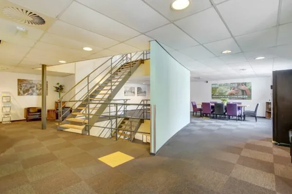 Moderne kantoorruimte aan de Groenestraat 294 met trapopgang, wachthoek en vergaderruimte van BCG Nijmegen.