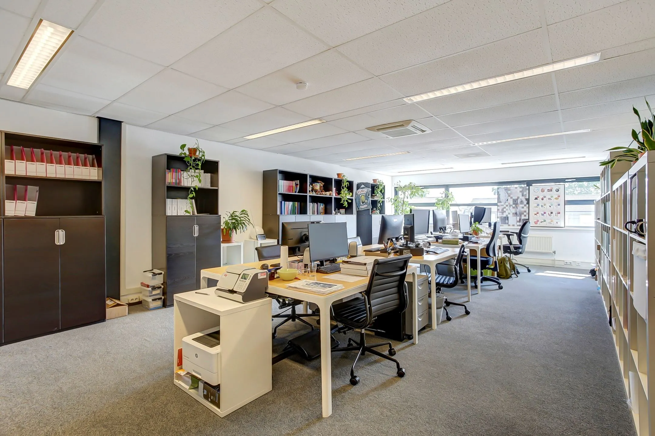 Modern kantoorinterieur met meerdere werkplekken en veel natuurlijk licht aan de Groenestraat 294.