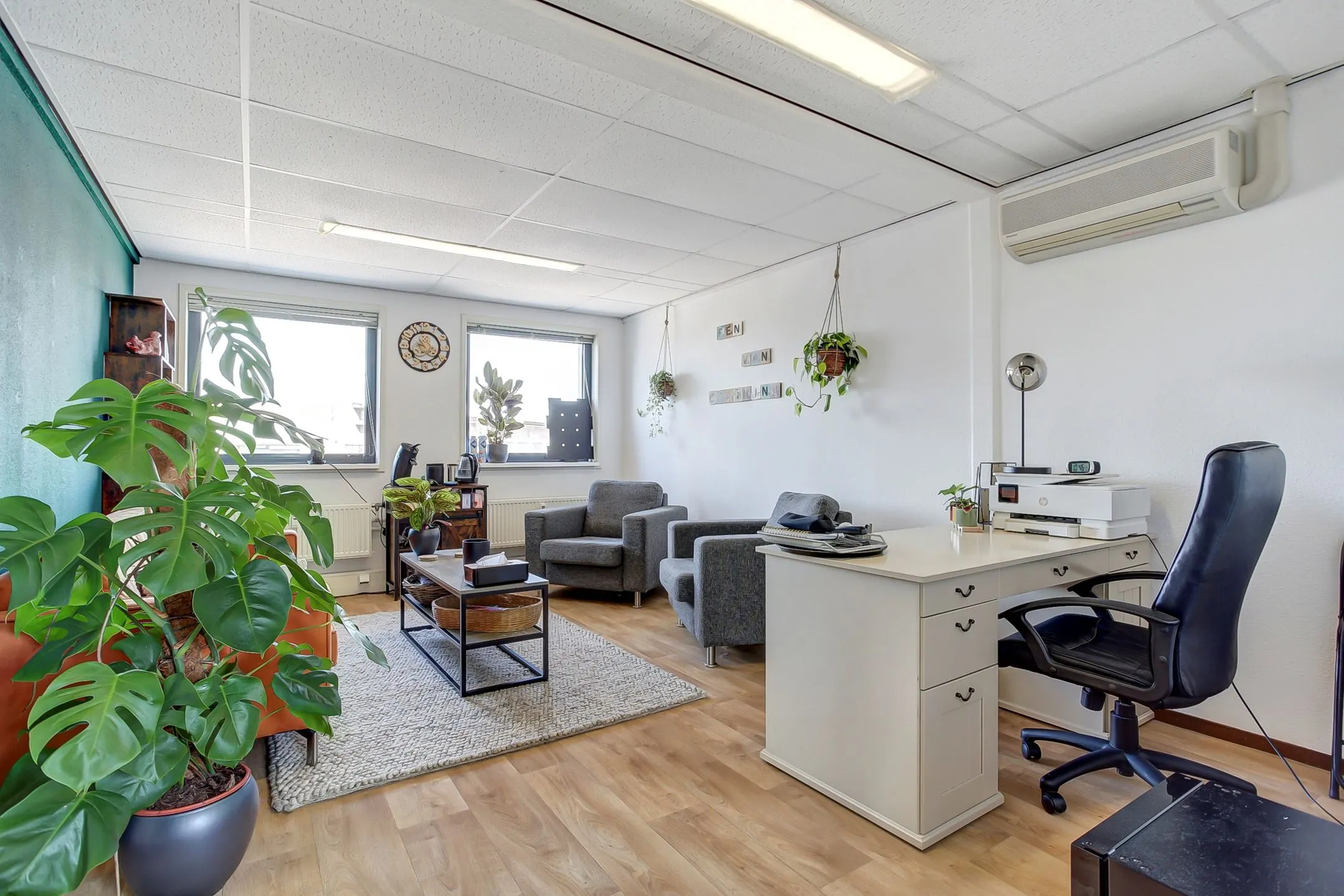 Modern ingerichte kantoorruimte aan de Groenestraat 294 met bureau, zitgedeelte, kamerplanten en veel daglicht.