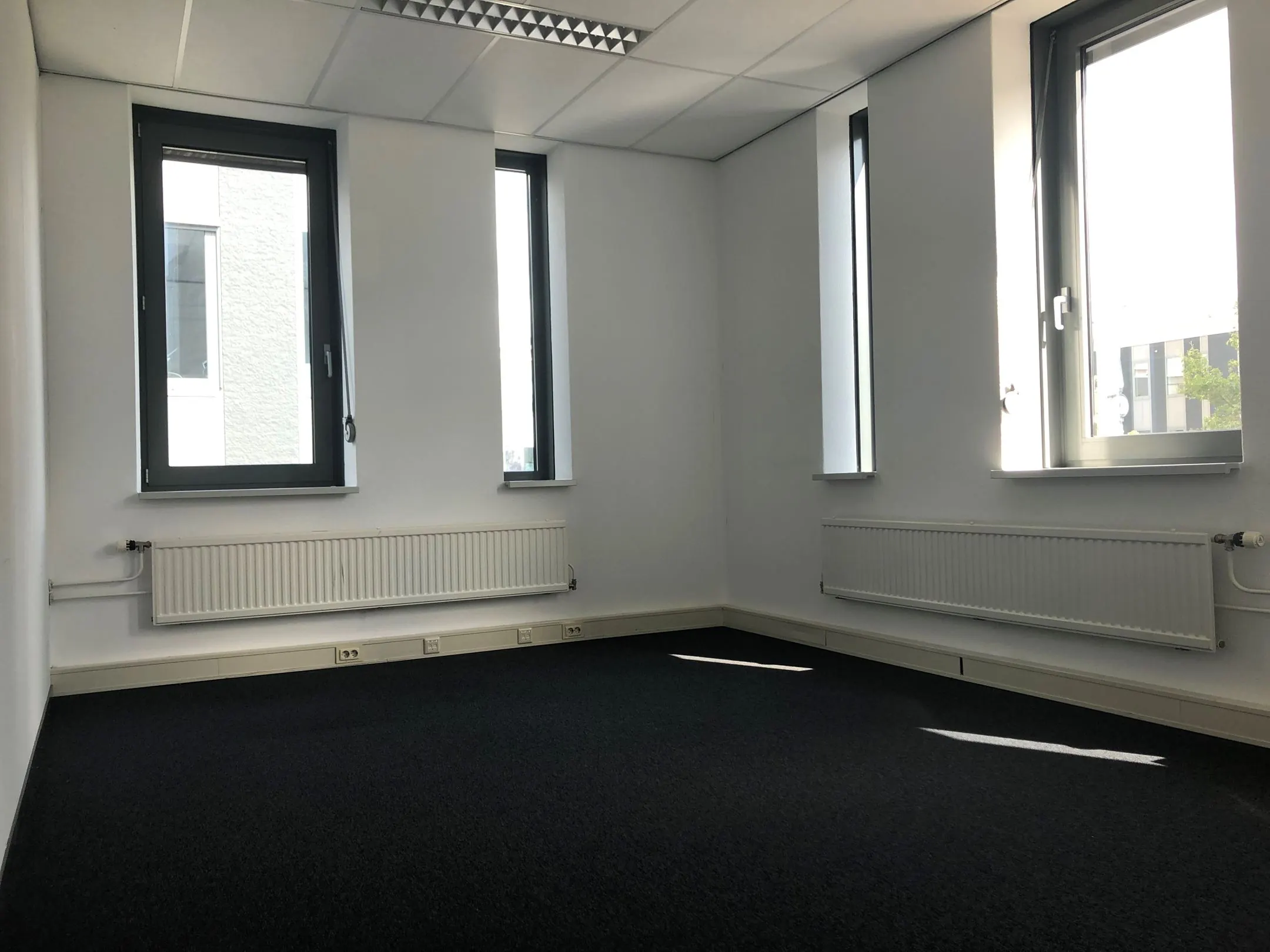 Leeg kantoorruimte met drie ramen en twee radiatoren in het gebouw Kerkenbos 1033-1037.