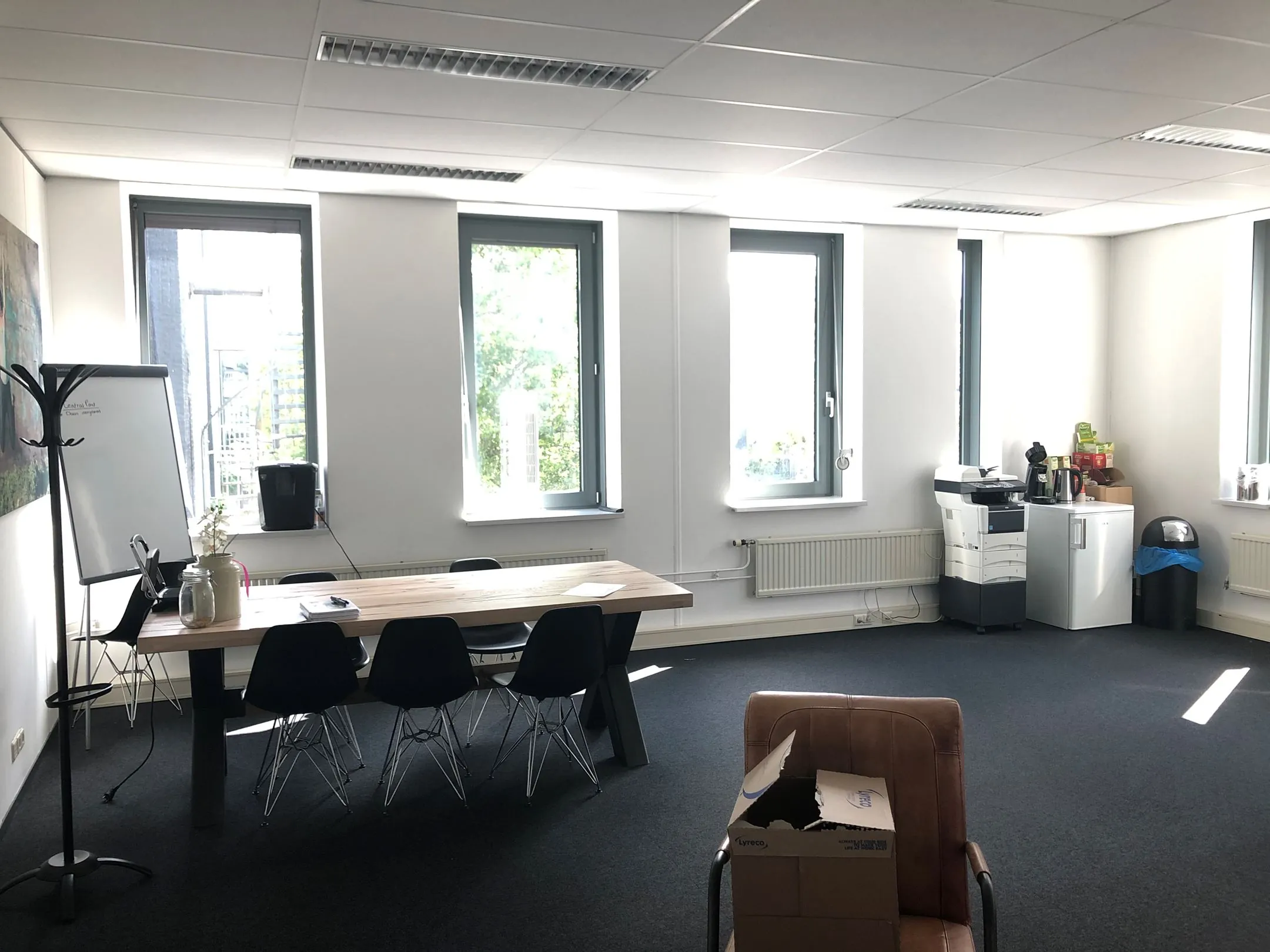 Moderne kantoorruimte in Kerkenbos 1033-1037 met vergadertafel, koffiefaciliteiten en veel daglicht.