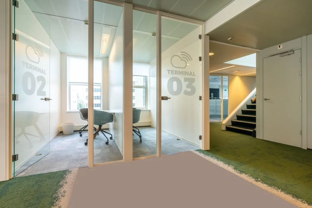 Moderne kantoorruimte aan de Turfmarkt 104 met glazen vergaderruimtes Terminal 02 en Terminal 03.