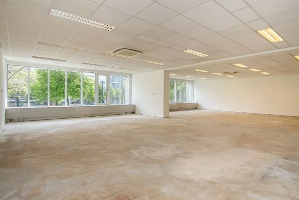 Leeg kantoorpand met systeemplafond en grote raampartijen aan de Weena 75 in Rotterdam.